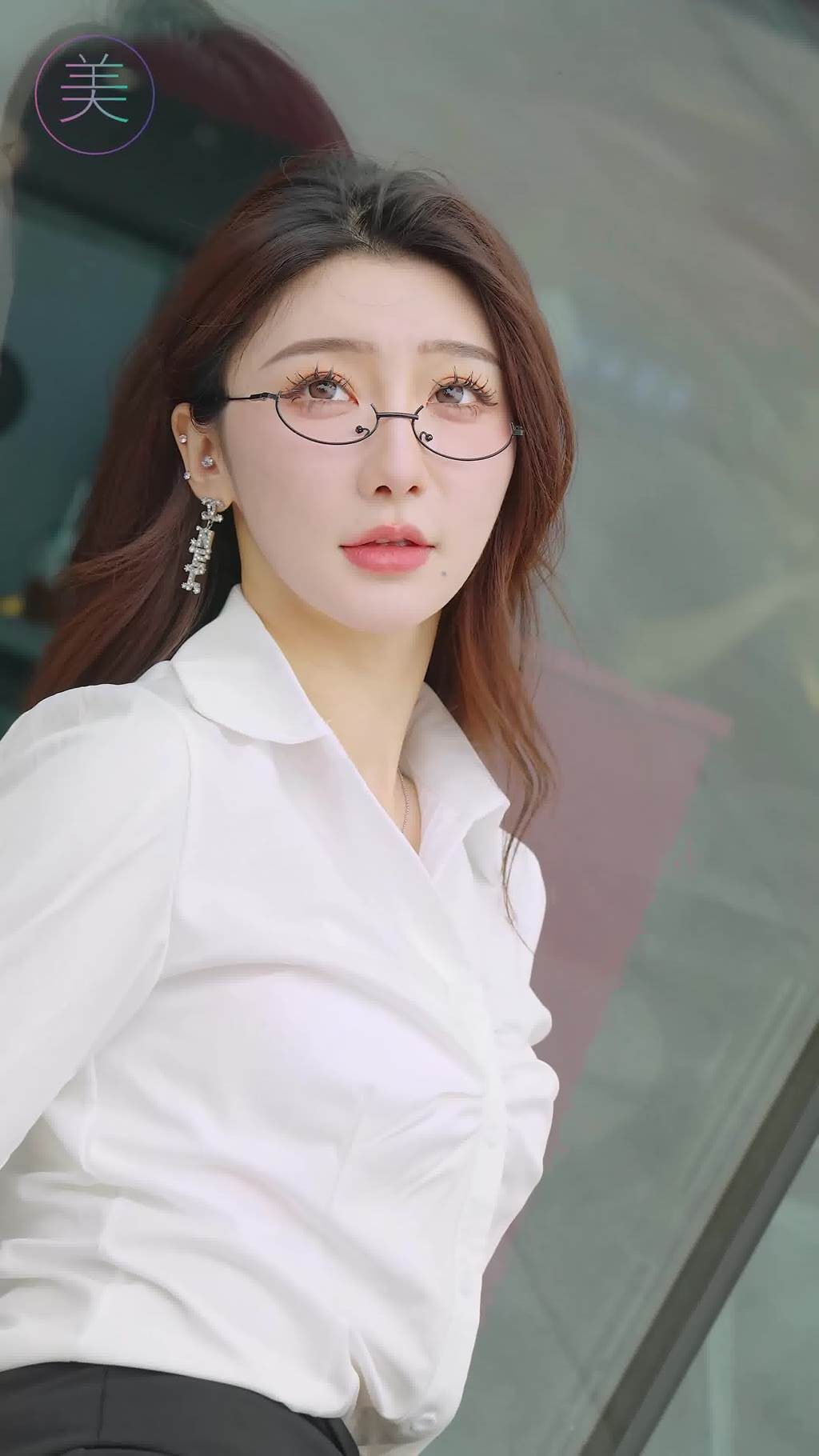 NO.1582 2024 广州车展 网红美女车模 beautyleg LOOKBOOK 38[1V/252MB]