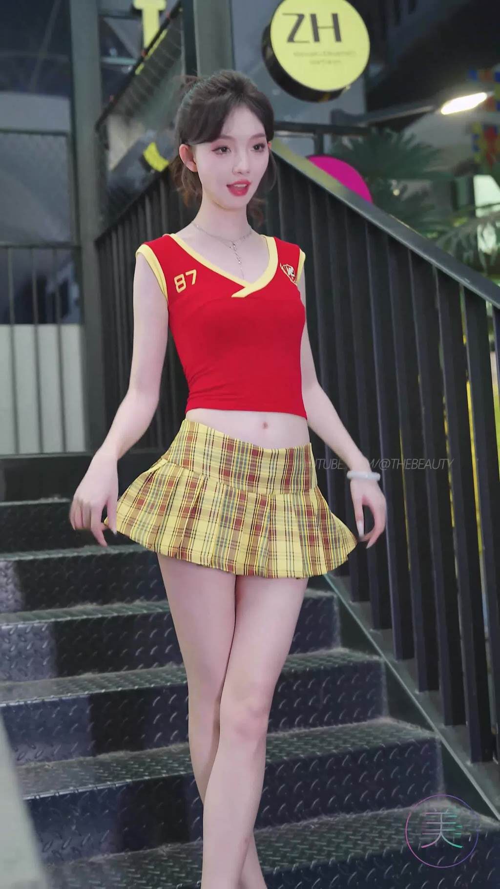 NO.1577 2024 广州车展 网红美女车模 beautyleg LOOKBOOK 33[1V/242MB]