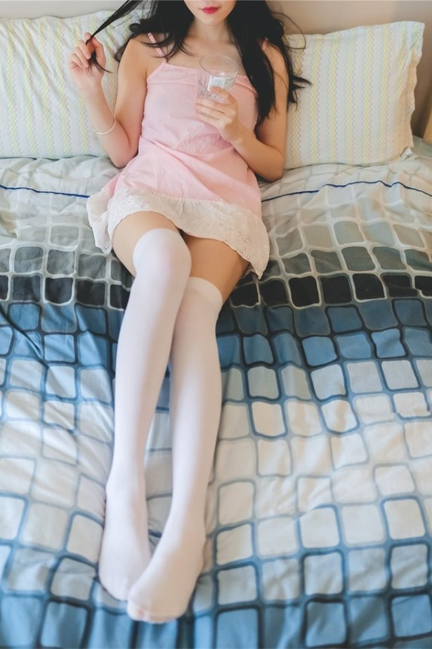 风之领域写真 No.116 粉色回忆 女神的白丝长腿 [35P/127MB]