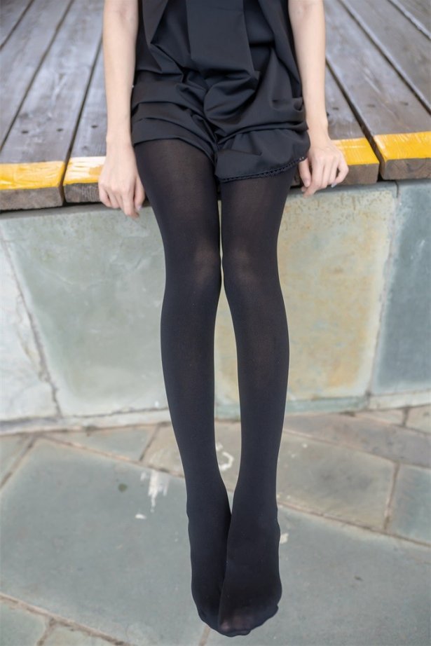 风之领域精品写真@No.064 户外黑丝长腿 [41P/221MB]