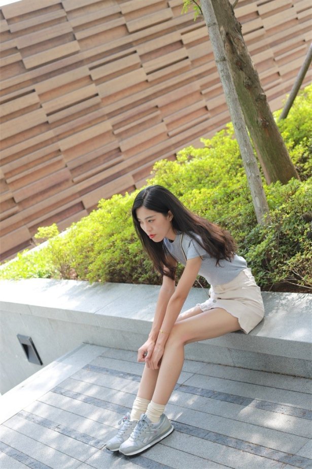 物恋传媒 No.050 待我长发及腰,只为你的微笑,灰色NB配浅黄棉袜 [145P/1V/1.55GB]