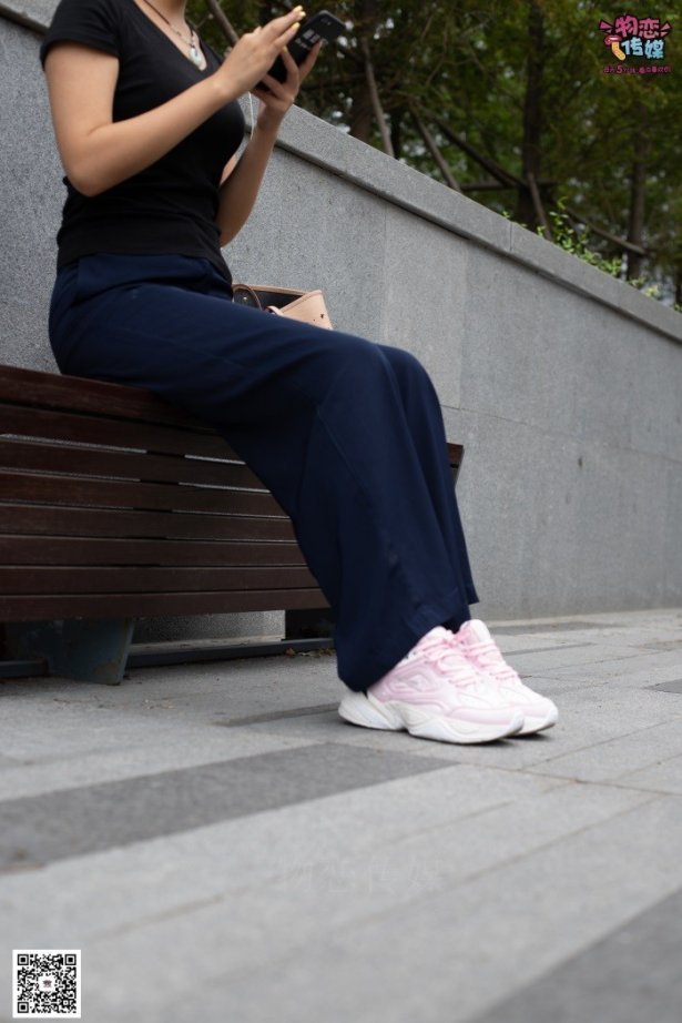 物恋传媒 No.053 些许肉感，很多性感~粉色小跑鞋配黑色船袜 [124P/1V/938MB]