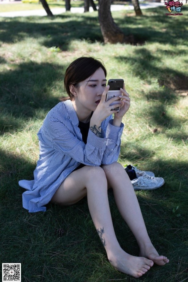 物恋传媒 No.056 眼神犀利,表情高冷小姐姐的深蓝色棉袜 [160P/1V/1.35GB]