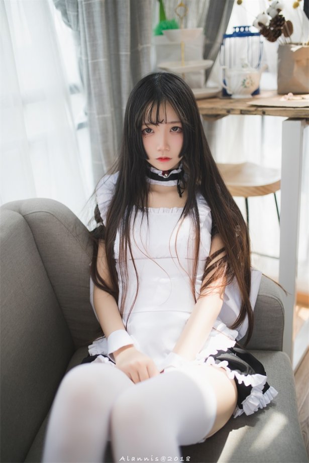 微博红人Coser@五更百鬼 白丝性感女仆 [31P/50.8MB]