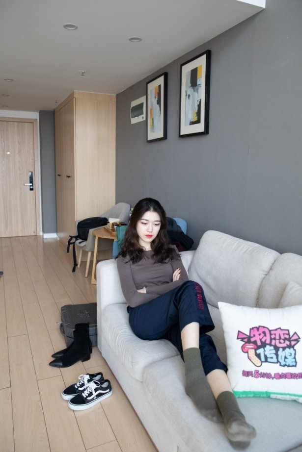 物恋传媒 No.099 佳琪-可御可萌-浪漫红唇的温柔与美腿 [149P/1V/2.03GB]