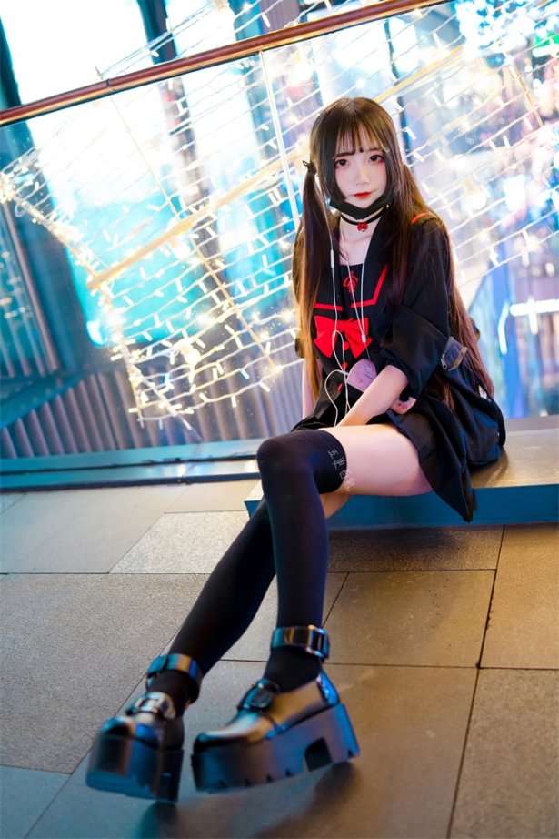 微博红人Coser@五更百鬼 制服 [15P/30MB]