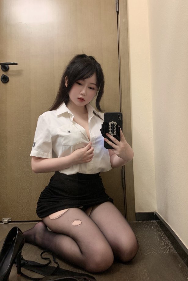 蜜桃少女是依酱呀 - 刚入职的新人 [40P/1V/94MB]