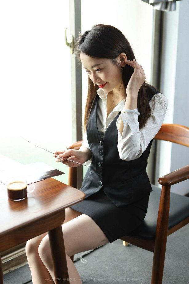 [IESS异思趣向] 2021.11.12 丝享家972：小婕《周末陪你加班》 [94P/105MB]