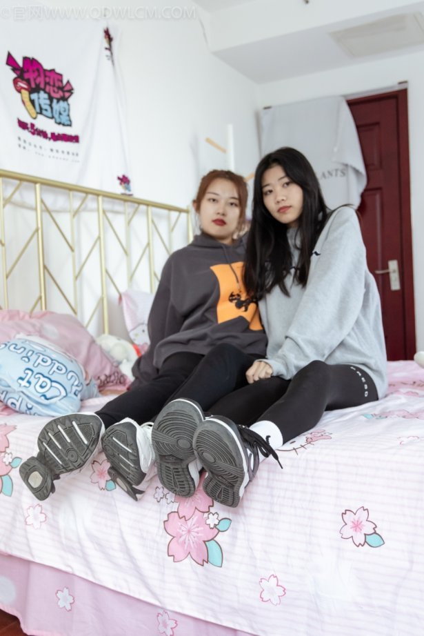 物恋传媒 NO.1021 闺蜜-AJ板鞋、棉袜、肉丝脚尖透明款、裸足[151P/1V/4.88GB]