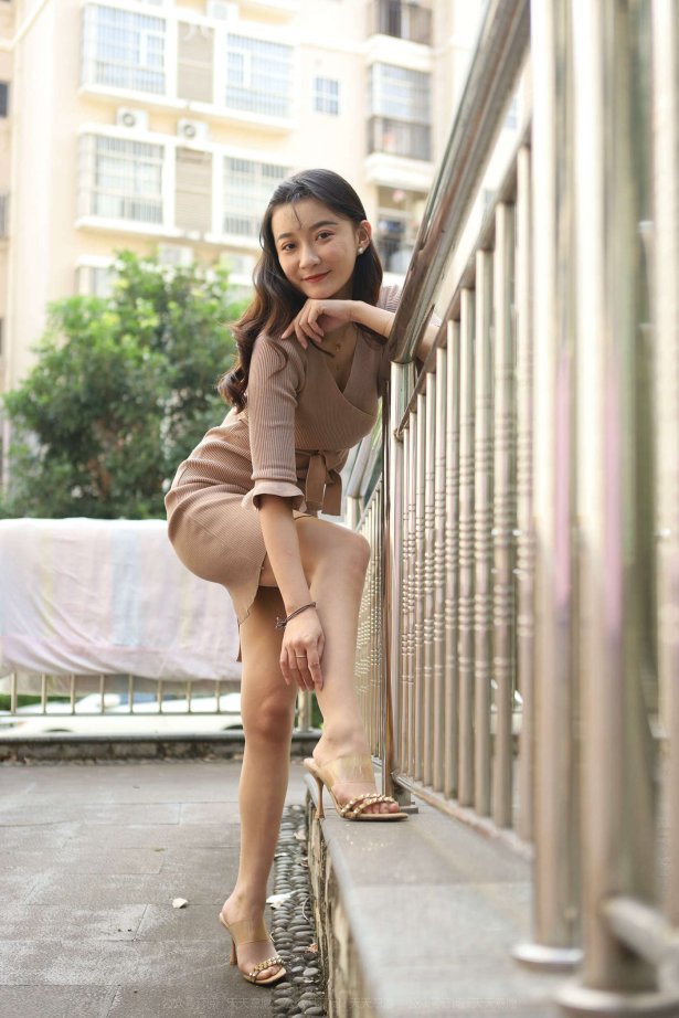 [IESS异思趣向] 2021.11.09 丝享家970：秋秋《美女阳光浴》[83P/104MB]