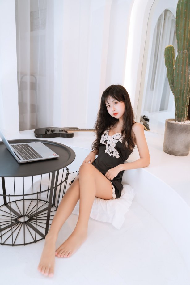 萌芽儿o0 - 吊带睡衣[12P/71MB]