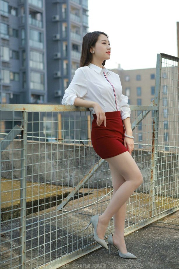 [IESS异思趣向] 2022.02.17 丝享家1006：小婕《性感红色包臀裙》[87P/109MB]