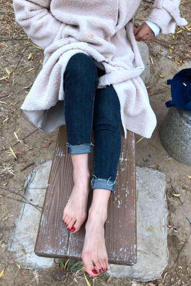 安乔乔儿(Nia乔乔)  红甲裸足[129P/760MB]