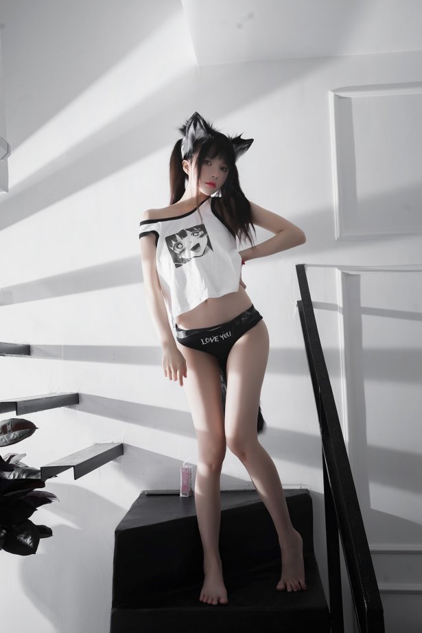 萝莉风COS 桜桃喵 – 狼崽崽[60P/1.1GB]