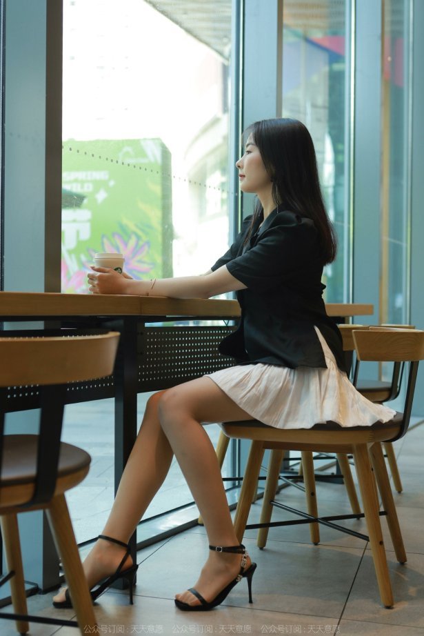 [IESS异思趣向] 耽丝 220403小金的黑色凉鞋 [85P/85MB]