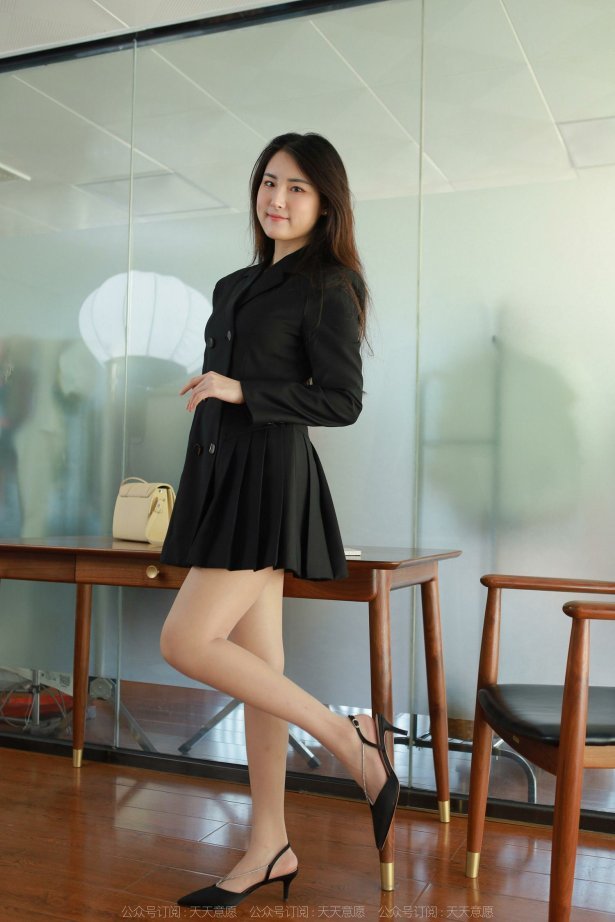 [IESS异思趣向] 2022.04.20 丝享家1065：小宝《黑色百褶裙》[79P/111MB]