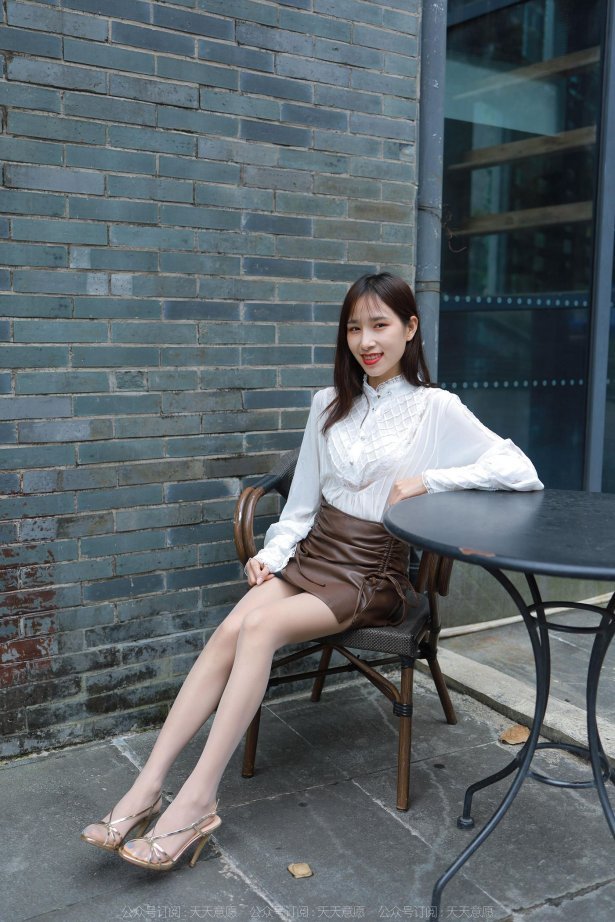 [IESS异思趣向] 2022.05.09 丝享家1083：美子《金色凉鞋》[84P/136MB]