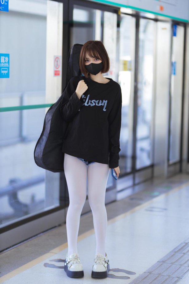 洛桑w伊梓 地铁吉他 [26P/275MB]