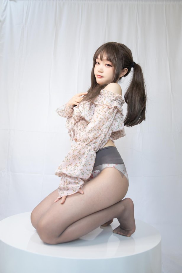 神沢永莉 - 灰丝花裙子[26P/218MB]