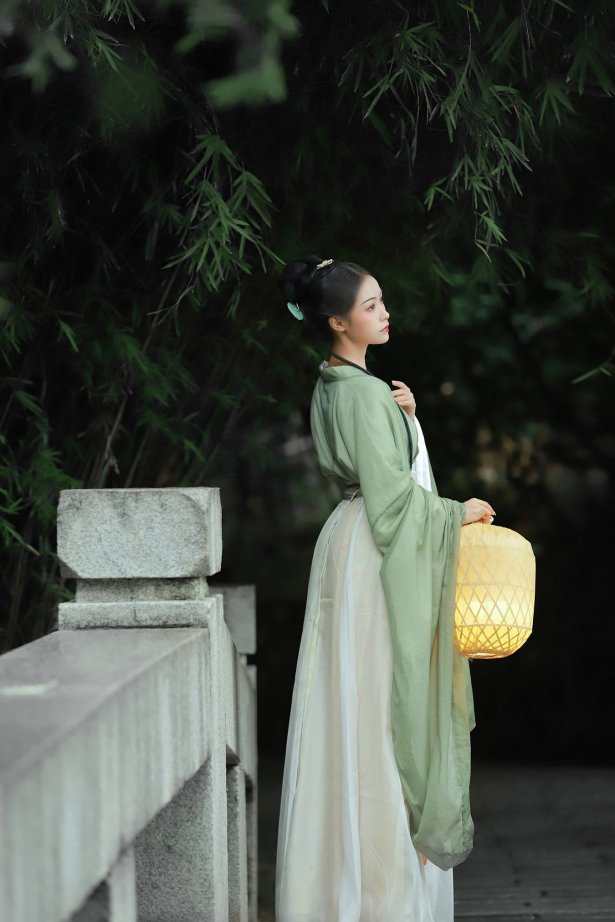 [YITUU艺图语] 2022.04.02 见山 梨一依 [19P/229MB]