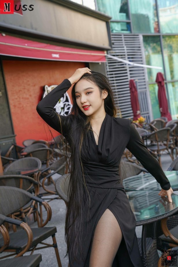 [MussGirl慕丝女郎]NO.407 户外黑丝竹椅B[75P/142MB]