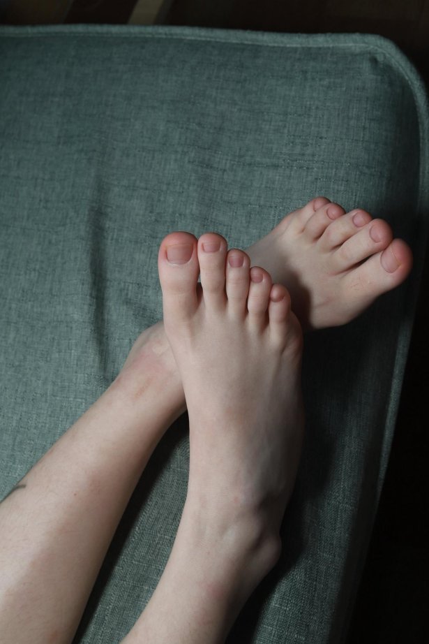[Pary学生模拍] No.042 大美女琪琪的脚底被挠红了 [100P/214MB]