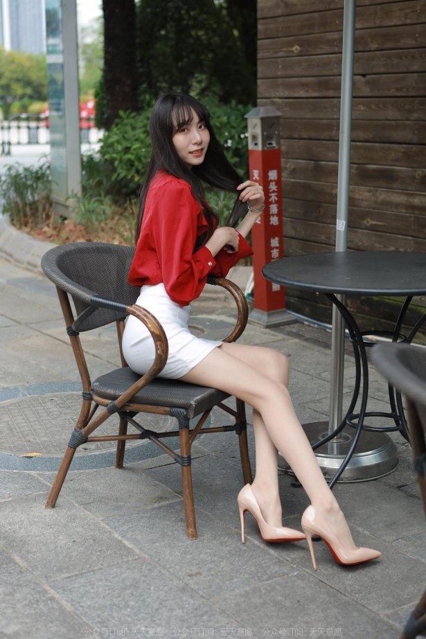 [IESS异思趣向] 2022.10.19 丝享家1242：团团《阳光下的长腿》[85P/89MB]