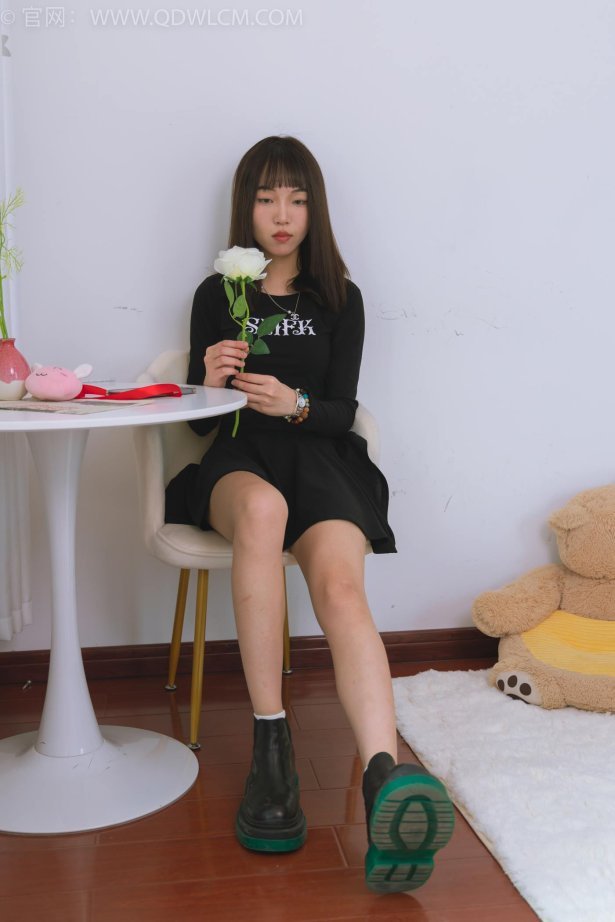 物恋传媒 NO.1532 琪琪-黑色的花[150P/1V/3.44GB]