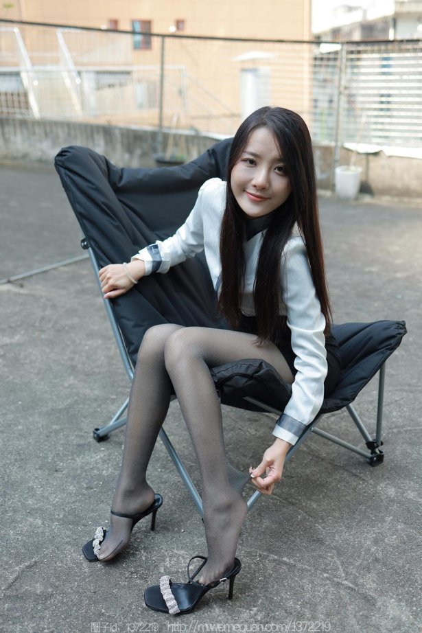 [IESS异思趣向] 2023.02.11 丝享家1358：婉萍《户外OL》[88P/106MB]