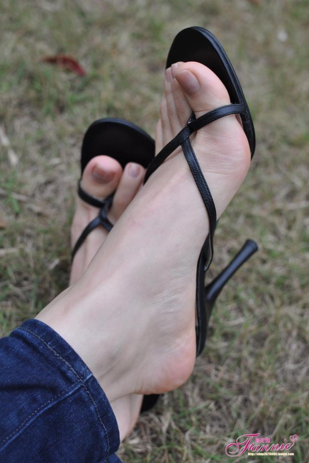 Fannie芬妮每足园 No.137 高跟裸足特写 [31P/105MB]