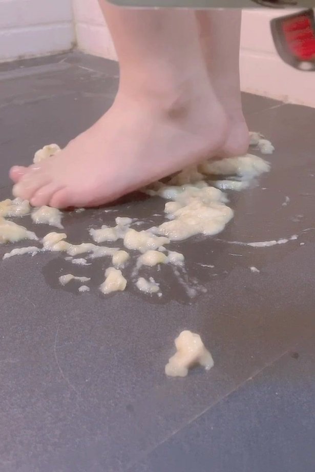 地瓜小盆友  果足踩香蕉[1V/291MB]