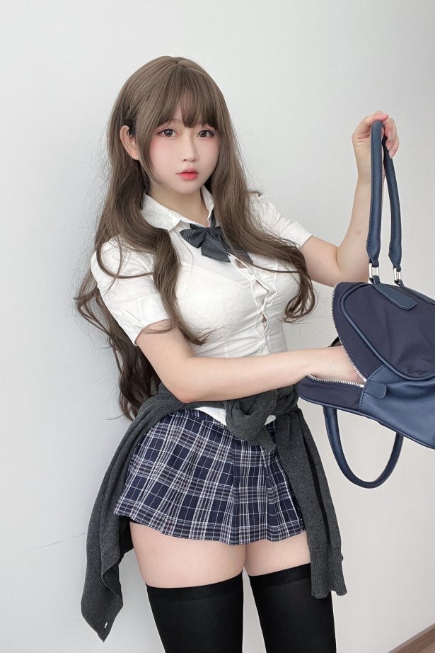 蜜桃少女是依酱呀 - 学姐的日常[35P/1V/361MB]