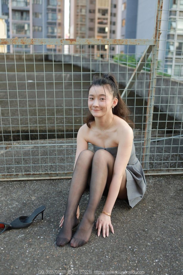 [IESS异思趣向] 2023.11.01 丝享家1574：秋秋《灰色小礼裙》[78P/99MB]