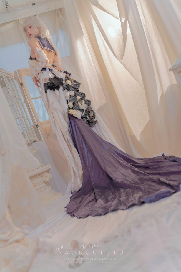 网紅博主@咬一口兔娘(黏黏团子兔) 九月T3专属特典『梳妆的大小姐-可畏』[57P/550M]