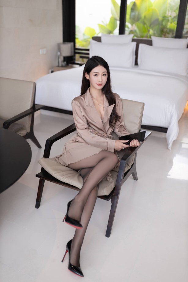 唐安琪 - 紫色内衣配超薄黑丝[89P/1.05GB]