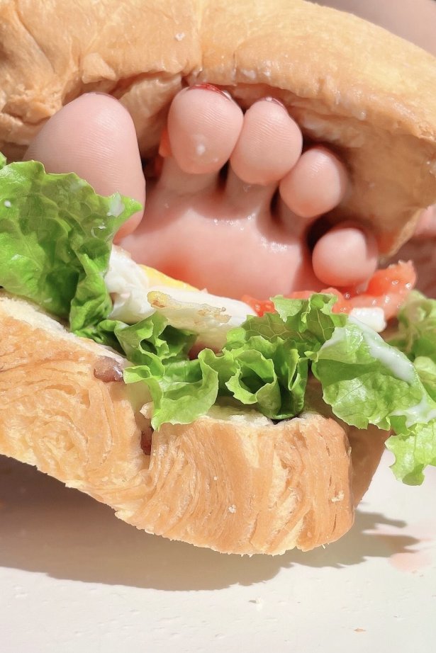 网紅Coser@地瓜小朋友 地瓜牌肉丝裸足汉堡[55P/68MB]