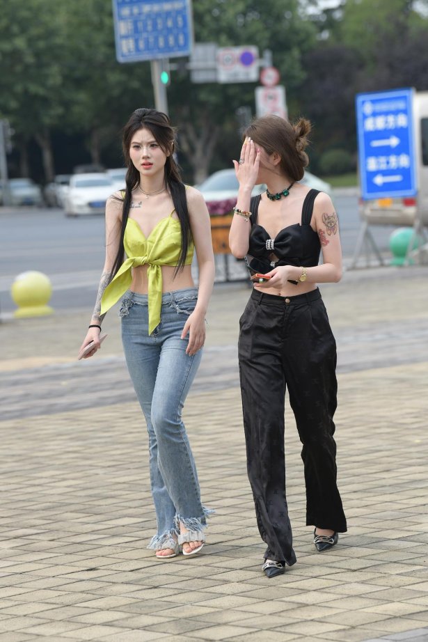 精选街拍作品 NO.5761 牛仔裤小吊带[49P/139MB]