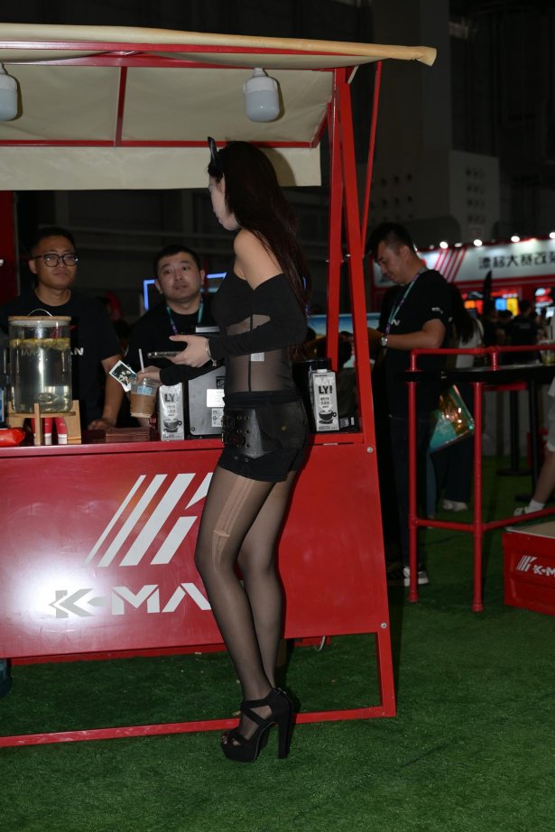 精选街拍作品 NO.5695 黑色短裤配黑丝[50P/125MB]