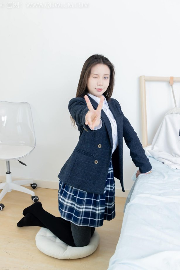 物恋传媒 NO.2380 小曦-jk制服、皮鞋、黑灰拼接过膝袜、厚肉丝[155P/1V/3.65GB]