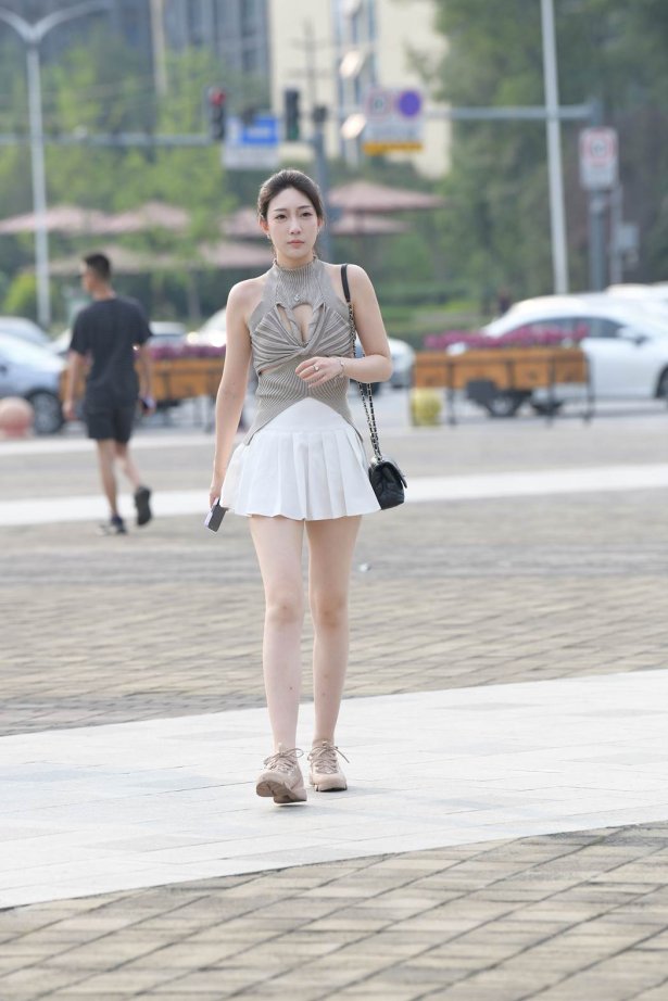 精选街拍作品 NO.5880 优雅白色百褶裙[73P/177MB]