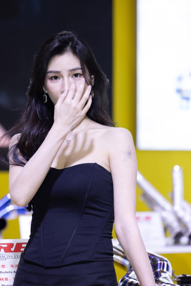 精选街拍作品 NO.5774 抹胸黑裙[26P/67MB]