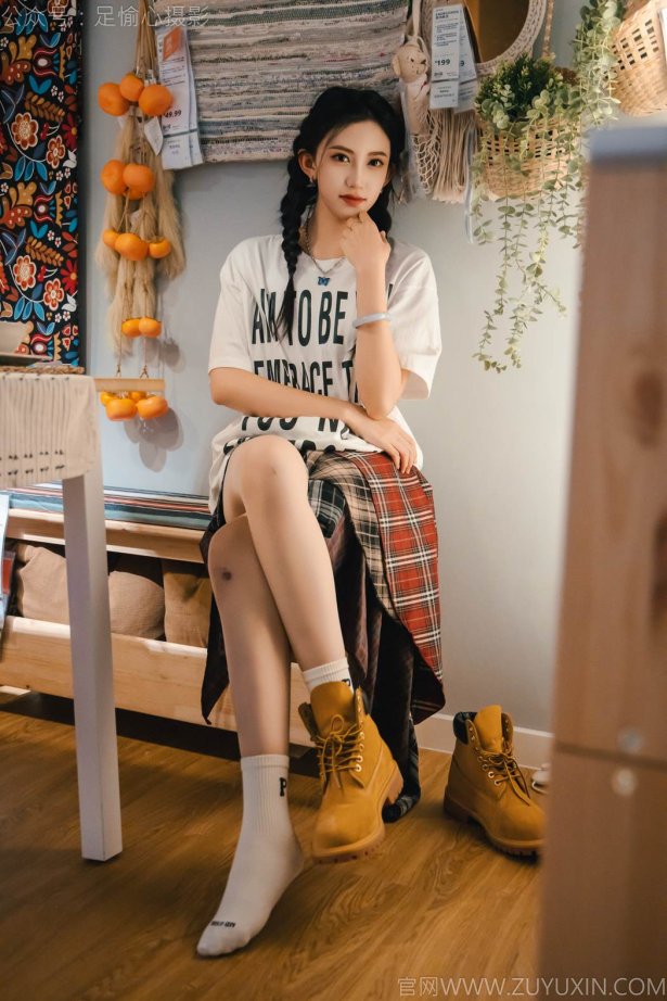 足愉心 NO.015 可乐（搭配：红色夹克、白T、短裙、马丁靴、肉丝色袜、白棉袜）[120P/2V/12.8GB]