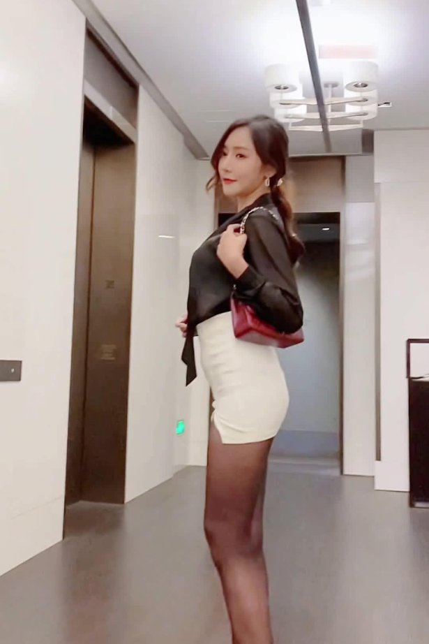 王馨瑶Yanni – 黑色透视衬衣[1V/511MB]