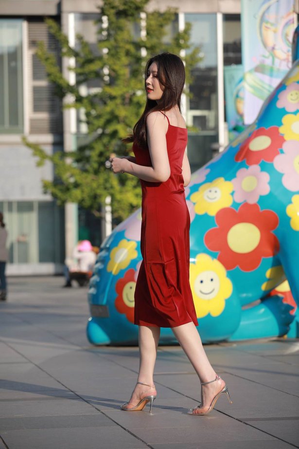 精选街拍作品 NO.6019 亮眼丝质红裙[72P/122MB]