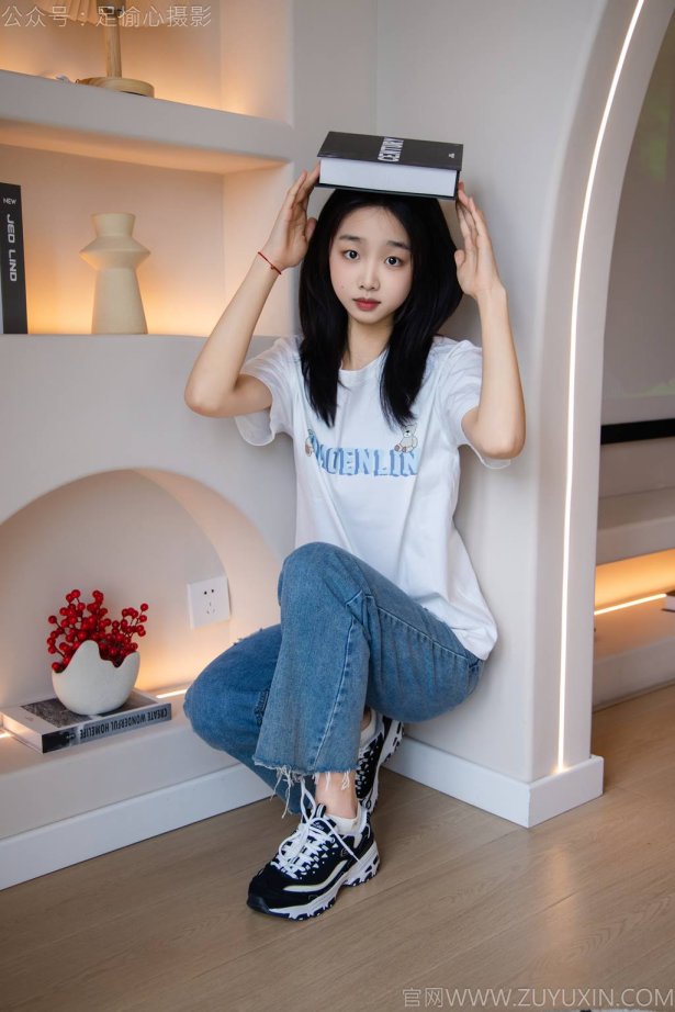 足愉心 NO.035 奶芙（搭配：白T恤、牛仔裤、运动鞋、白色棉袜、裸足）[115P/2V/19.2GB]