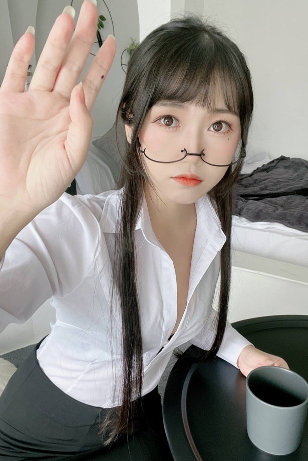 不呆猫 – 黑丝包臀OL[24P/76MB]