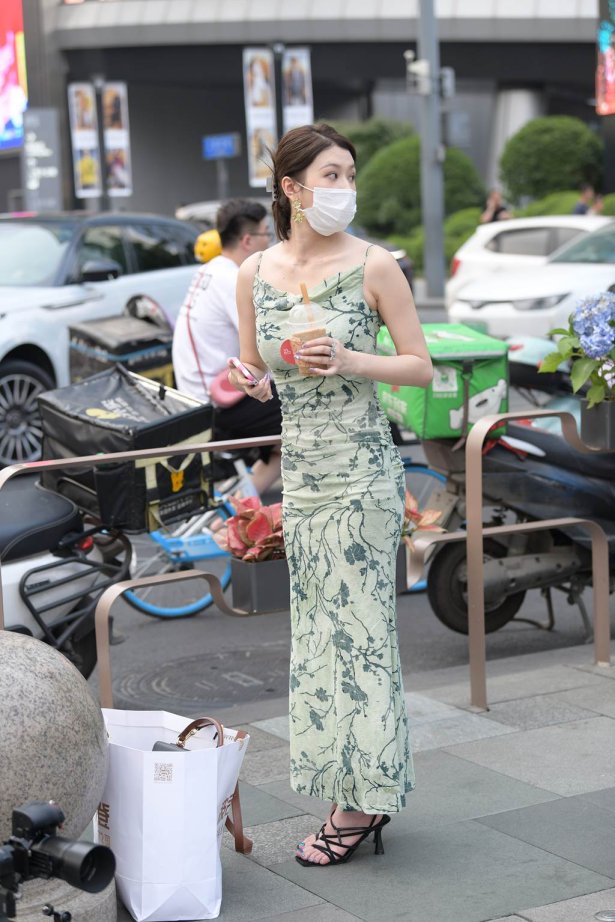 精选街拍作品 NO.5979 吊带长裙[54P/143MB]