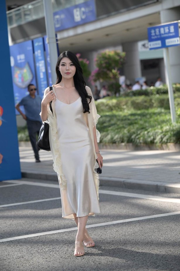 精选街拍作品 NO.6006 白色丝质吊带裙[126P/264MB]