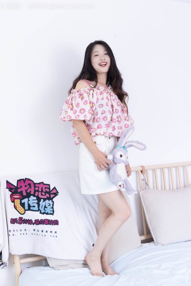 物恋传媒 NO.2437 小紫-两双高跟凉鞋、薄肉丝、裸足[160P/1V/6.42GB]