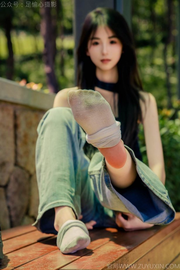 足愉心 NO.049 小瑶（搭配：蓝色格子吊带、牛仔长裤、白棉袜、洞洞鞋、裸足）[120P/2V/10.7GB]